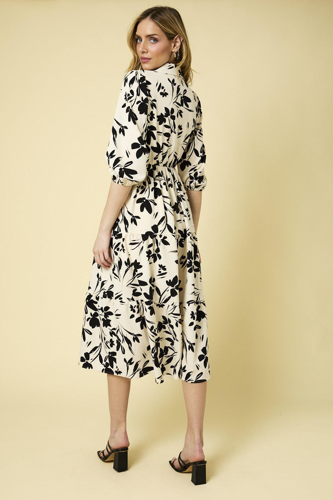 BUTTON DOWN TIERED FLORAL PRINT DRESS - CREAM-BLACK FLORA